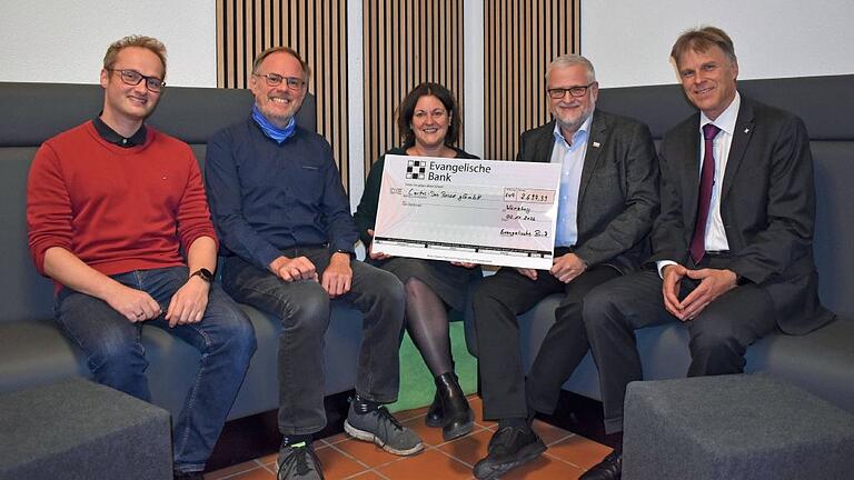 Armin Haas, Hilmar Lipp, Tanja Glemnitz und Andreas Halbig (von links) vom Caritas Don-Bosco-Bildungszentrum freuen sich über die neuen Ruhemöbel in der Cafeteria. Rechts Günter Stibbe von der Evangelischen Bank.