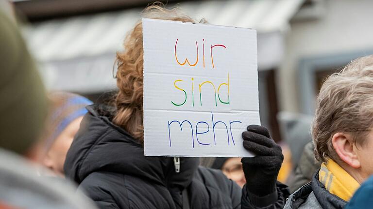 Mit vielen Plakaten und Schildern demonstrierten die Menschen friedlich. Mit vielen Plakaten und Schildern demonstrierten die Menschen friedlich. 