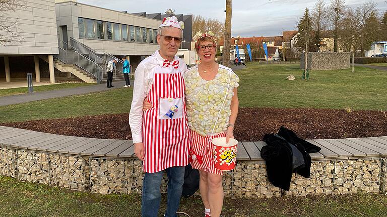 Ulrich und&nbsp;Sieglinde Heid aus Wertheim sind als Popcorn und Verkäufer verkleidet.