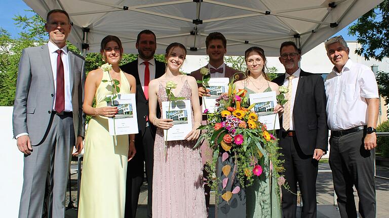 Ehrungen für hervorragende Leistungen: (von links) Schulleiter Robert Jäger mit Luise Räder, Steffen Göpfarth (Sparkasse Bad Neustadt), Katharina Goehtz, Lukas Reichert, Lea Schinski, Peter Suckfüll (VR-Bank Main-Rhön) und Oberstufenkoordinator Wolfgang Fell. Ehrungen für hervorragende Leistungen: (von links) Schulleiter Robert Jäger mit Luise Räder, Steffen Göpfarth (Sparkasse Bad Neustadt), Katharina Goehtz, Lukas Reichert, Lea Schinski, Peter Suckfüll (VR-Bank Main-Rhön) und Oberstufenkoordinator Wolfgang Fell.