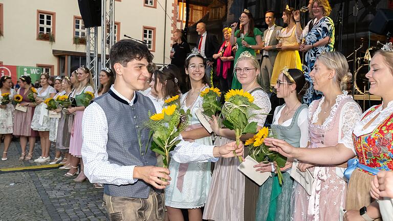 Die angereisten Weinhoheiten erhielten Blumen.