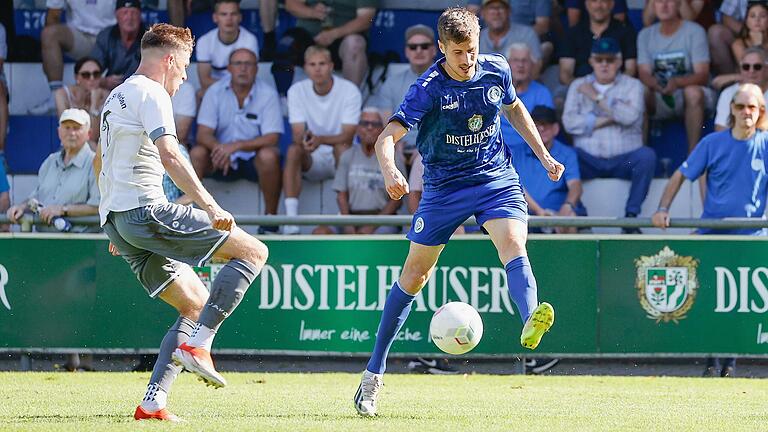 Steffen Krautschneider (rechts) setzt sich gegen Weidens Außenverteidiger Adrian Hoti durch. Er erzielte auch das 1:0 für den Würzburger FV im Bayernliga-Heimspiel auf der Sepp-Endres-Sportanlage an der Mainaustraße. Die Partie gegen die SpVgg SV Weiden endete unentschieden.