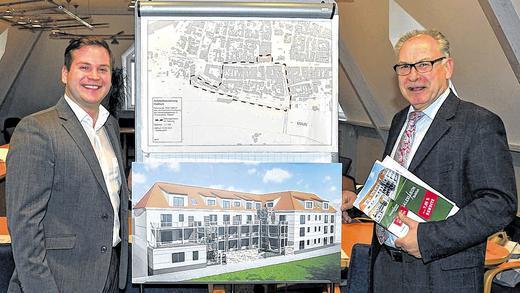 Der Sanierungsplan: Bürgermeister Rudi Eck (rechts) freut sich, dass die Projektentwicklungs-GmbH Green Taurus aus Stettfeld 24 Eigentumswohnungen im Salesianum errichten möchte. Mit im Bild, das auch die Südansicht des neuen Salesianums zeigt, der Geschäftsführer von Green Taurus, Marco Strätz. Der Sanierungsplan: Bürgermeister Rudi Eck (rechts) freut sich, dass die Projektentwicklungs-GmbH Green Taurus aus Stettfeld 24 Eigentumswohnungen im Salesianum errichten möchte. Mit im Bild, das auch die Südansicht des neuen Salesianums zeigt, der Geschäftsführer von Green Taurus, Marco Strätz.