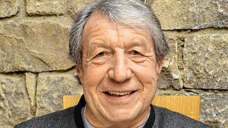Hans von Bibra berichtete im Erzähl-Café aus seinem Leben und der Geschichte des Irmelshäuser Schlosses. Hans von Bibra berichtete im Erzähl-Café aus seinem Leben und der Geschichte des Irmelshäuser Schlosses.