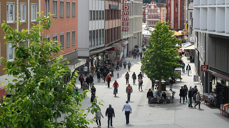 Flanieren und Einkaufen: Mit der jetzt bis auf ein paar Restarbeiten fertiggestellten autofreien Eichhorn- und Spiegelstraße wächst die Würzburger Fußgängerzone um 7500 Quadratmeter. Am Dienstag wird sie offiziell übergeben.&nbsp;