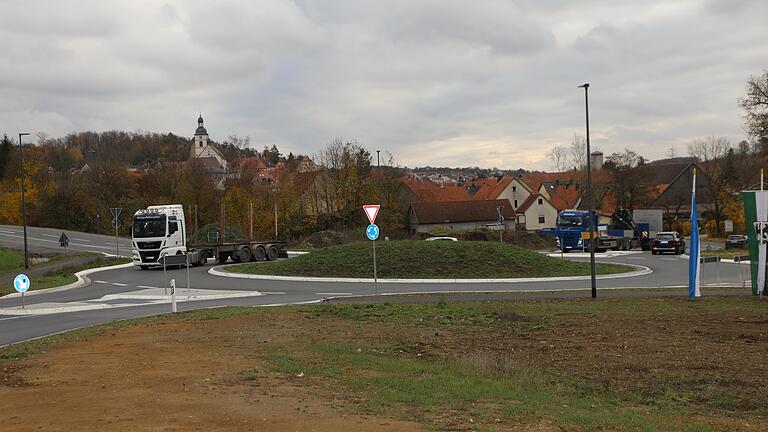 Ein neues Tor für Arnstein ist der Verkehrskreisel zwischen der Kernstadt und Heugrumbach.