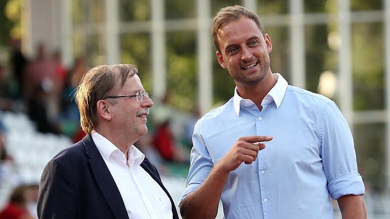 Wird's noch was mit der Dritten Liga? FC-05-Sportleiter Björn Schlicke (rechts) im Gespräch mit BFV-Präsident Rainer Koch. Wird's noch was mit der Dritten Liga? FC-05-Sportleiter Björn Schlicke (rechts) im Gespräch mit BFV-Präsident Rainer Koch.