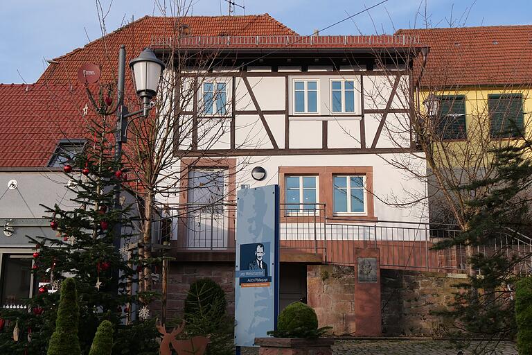 Klein aber fein fügt sich das 2019 eröffnete Leo-Weismantel-Museum in das Ensemble der Obersinner Dorfmitte ein. Klein aber fein fügt sich das 2019 eröffnete Leo-Weismantel-Museum in das Ensemble der Obersinner Dorfmitte ein.