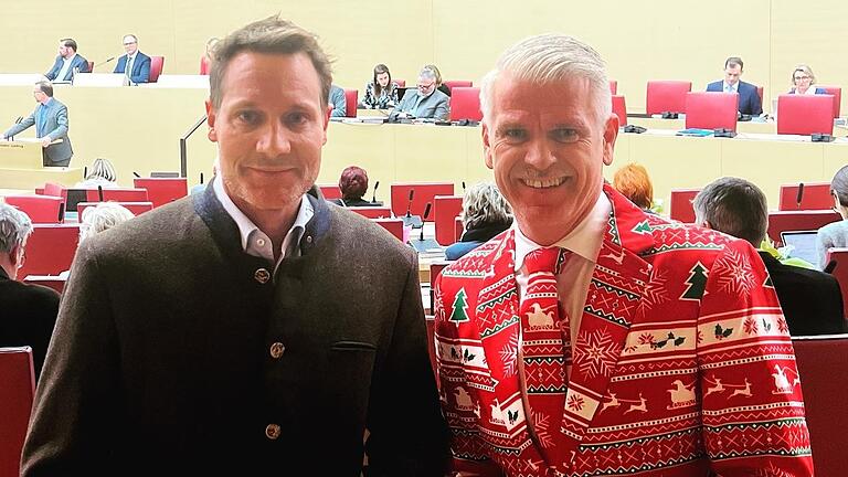 Wette gewonnen. Der CSU-Landtagsabgeordnete Steffen Vogel (rechts) hat es geschafft, im Bayerischen Landtag im extravaganten Weihnachtssakko zusammen mit Ludwig Hartmann (Fraktionssprecher der Grünen) zu posieren.