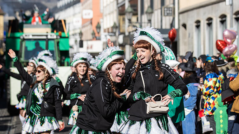 Mehrere tausend Närrinnen und Narren verfolgen am Sonntag 02.03.25 in der Würzburger Innenstadt den großen Faschingszug. Mit rund 150 Gruppen und etwa 3000 Aktiven gilt der Zug in WÜrzburg als der größte in Süddeutschland.