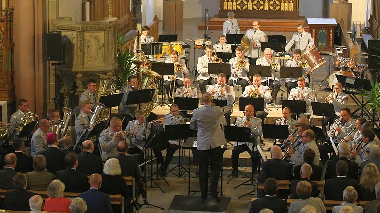 Mit Stücken von Georg Friedrich Händel bis Leonard Cohen bot das Heeresmusikkorps Veitshöchheim in der Marienkirche ein vielfältiges Konzert. Mit Stücken von Georg Friedrich Händel bis Leonard Cohen bot das Heeresmusikkorps Veitshöchheim in der Marienkirche ein vielfältiges Konzert.