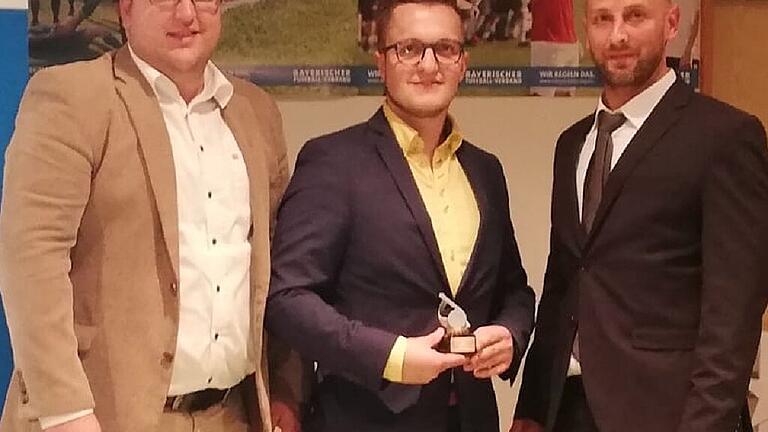 Moritz Meisel (Mitte) ist der diesjährige Preisträger der &bdquo;Goldenen Pfeife&ldquo;. Die bekam er von den Obmännern Alexander Bergmann (links) und Christian Wetz überreicht.