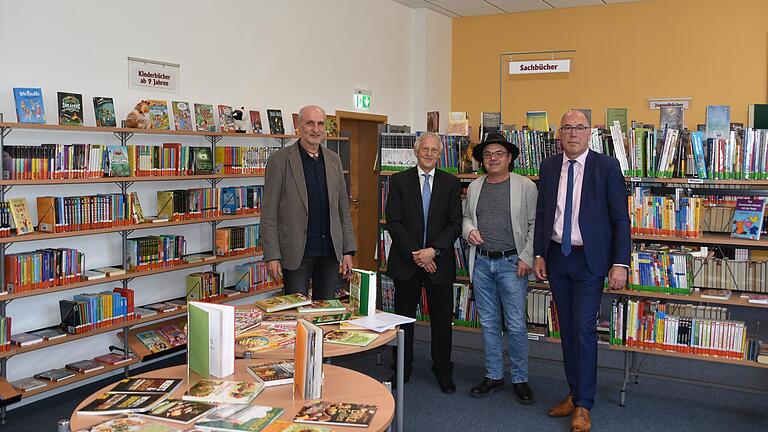 Zeigten sich in der deutlich vergrößerten und modernen Stadt-Bücherei sehr erfreut über die gelungene Sanierung (von links): Architekt Reiner Roßbach, Manfred Grüner (Regierung von Unterfranken), Bürgermeister Hermann Gabel und stellvertretender Landrat Waldemar Brohm. Zeigten sich in der deutlich vergrößerten und modernen Stadt-Bücherei sehr erfreut über die gelungene Sanierung (von links): Architekt Reiner Roßbach, Manfred Grüner (Regierung von Unterfranken), Bürgermeister Hermann Gabel und stellvertretender Landrat Waldemar Brohm.