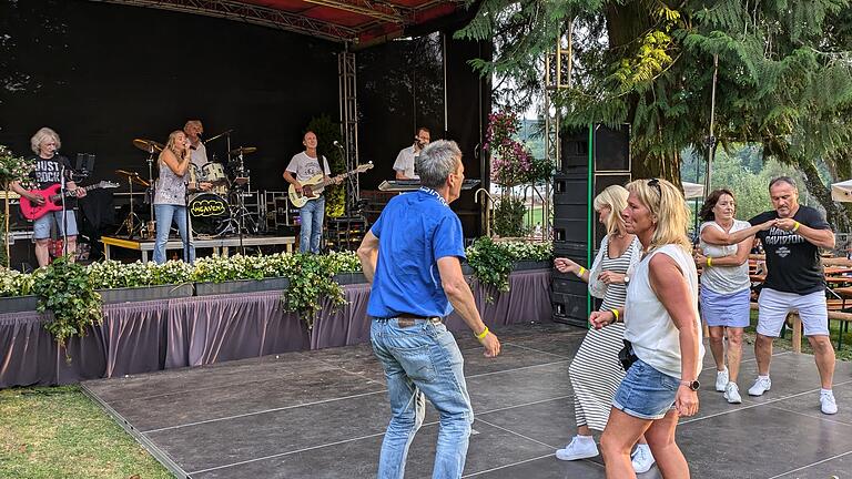 Die Band „Heaven“ lud mit Oldies der 1980er und 1990er Jahre zum Tanz. - Die Band „Heaven“ lud mit Oldies der 1980er und 1990er Jahre zum Tanz. Die Band „Heaven“ lud mit Oldies der 1980er und 1990er Jahre zum Tanz. - Die Band „Heaven“ lud mit Oldies der 1980er und 1990er Jahre zum Tanz.