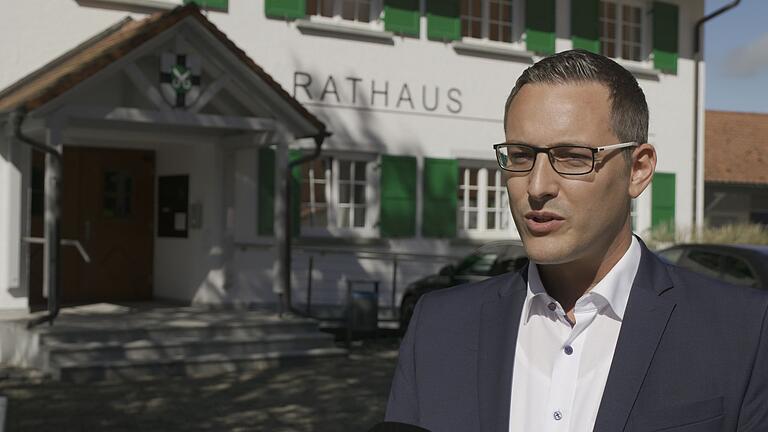 Bürgermeister der Gemeinde Hohenfels       -  Dutzende Störche im Ortsteil Mindersdorf machen dem Bürgermeister zu schaffen (Archivbild).