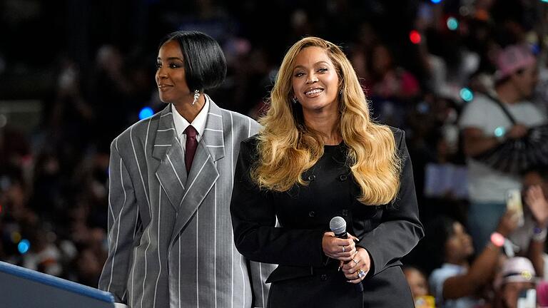 Wahlkampf in den USA - Harris       -  Musikerin Kelly Rowland (links im Bild) sagte, sie habe ihre Stimme bereits für Harris abgegeben.