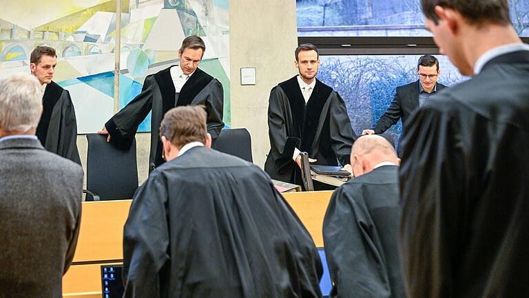 26 Jahre nach dem Mord an einem türkischen Gastwirt in seiner Kneipe in Würzburg verhandelt das Landgericht Würzburg - in einem Prozess voller überraschender Einblicke. 26 Jahre nach dem Mord an einem türkischen Gastwirt in seiner Kneipe in Würzburg verhandelt das Landgericht Würzburg - in einem Prozess voller überraschender Einblicke.