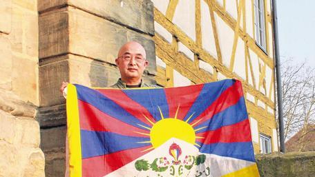 Die Sonne am rechten Fleck: Der chinesische Schriftsteller Liao Yiwu trägt sich ins Goldene Buch Bambergs ein. Die Sonne am rechten Fleck: Der chinesische Schriftsteller Liao Yiwu trägt sich ins Goldene Buch Bambergs ein.