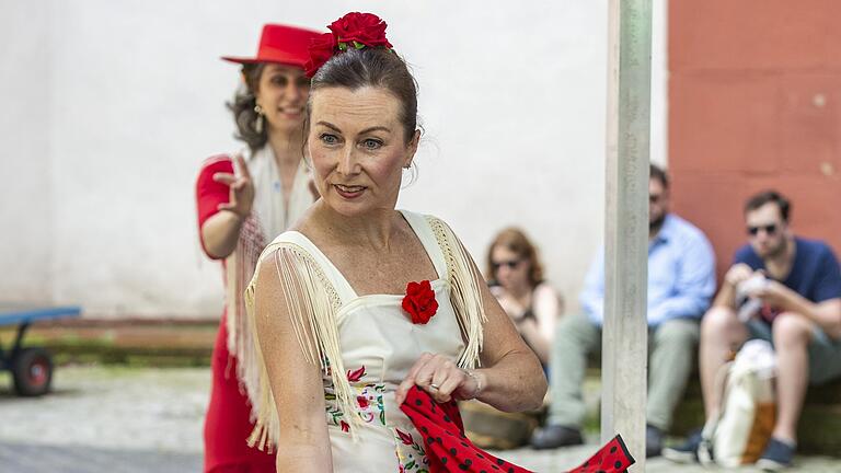 Flamencotänzerinnen aufgenommen beim Kunstleeren Raum.