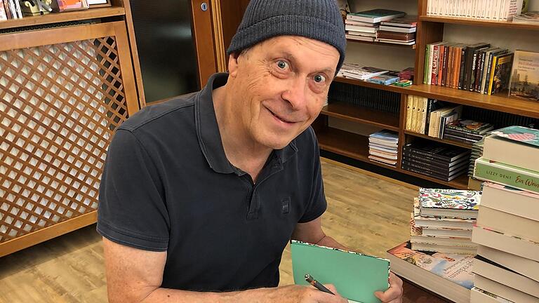 Autor Rainer Haak (75) beim Signieren seines neuen Buches in der Buchhandlung 'seitenweise'       -  Autor Rainer Haak (75) beim Signieren seines neuen Buches in der Buchhandlung 'seitenweise'