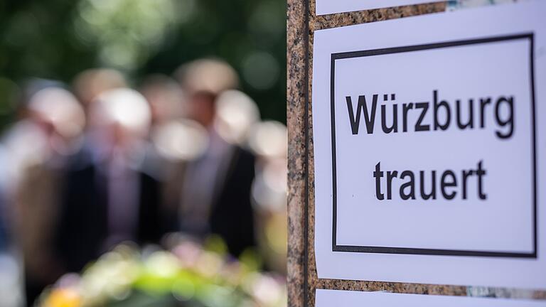 Im Gedenken an die Opfer der Messerattacke wurden am Barbarossaplatz Kränze und Blumen niedergelegt. Im Gedenken an die Opfer der Messerattacke wurden am Barbarossaplatz Kränze und Blumen niedergelegt.