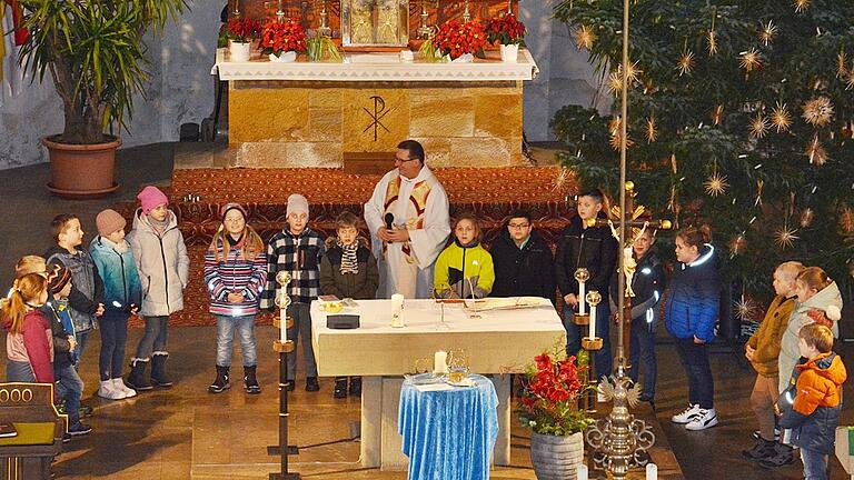 Zur Tauferneuerung waren die Kommunionkinder um den Altar versammelt.