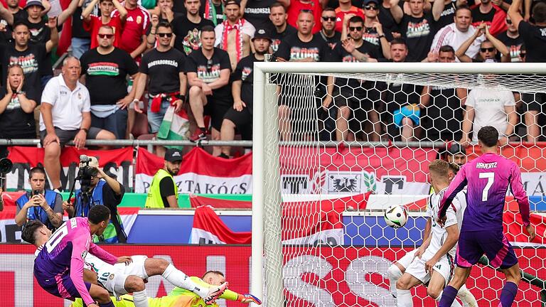 1:0       -  Ungarns Torhüter Peter Gulacsi kann das Tor von Jamal Musiala (l) nicht verhindern.