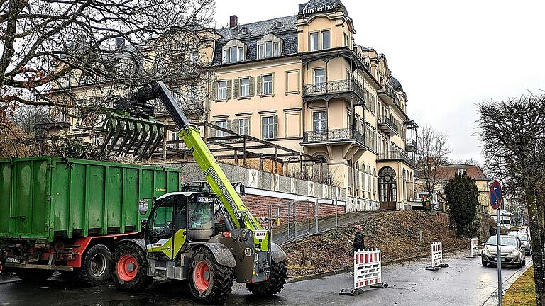 Aktuelle Rodungsarbeiten am Fürstenhof in Bad KIssingen. In Zusammenhang mit dem früheren Luxushotel gibt es neue Entwicklungen. Aktuelle Rodungsarbeiten am Fürstenhof in Bad KIssingen. In Zusammenhang mit dem früheren Luxushotel gibt es neue Entwicklungen.
