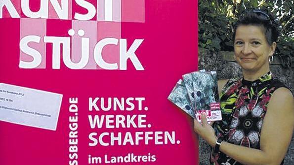 Projektleiterin Sibylle Kneuer präsentiert den neuen Flyer in frischen Farben und mit neuem Logo, das von der Firma provision Zeil entworfen wurde.