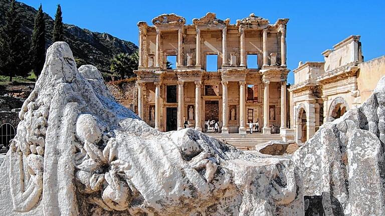 Fotomotive: Auf den Ruinen von Ephesus (im Bild die Celsus-Bibliothek) sonnen sich die Katzen.