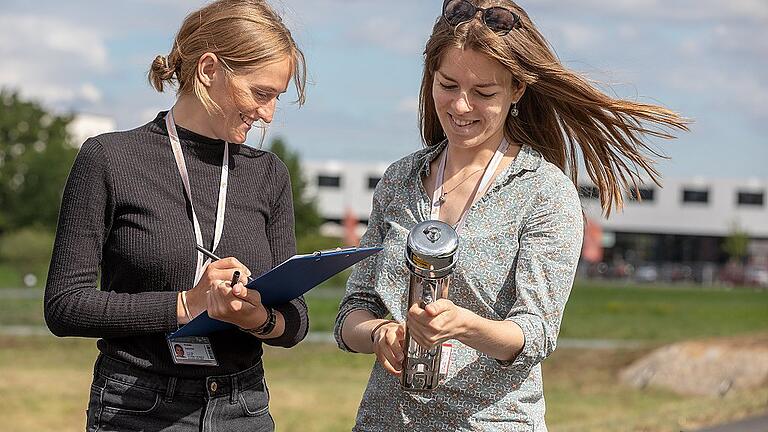 Umweltpsychologin Anna Heidenreich (rechts) und Studentin Sophia Kiefl unterwegs auf dem Gelände der Landesgartenschau am Hubland. Die Forscher der Uni Potsdam gehen dem Naturrisiko Hitze nach und fragen, wie Besucher bei Großveranstaltungen mit der Belastung umgehen.