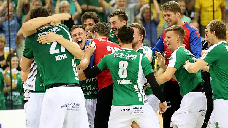 In der HUK-Coburg Arena feiern die Wölfe Würzburg besonders gern: Hier nach ihrem Derbysieg über den HSC 2000 Coburg am 12. Mai 2018.