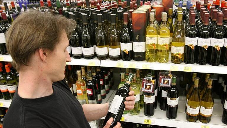 Verbraucher kaufen Wein oft im Supermarkt.jpeg       -  Auf dem Etikett von Weinflaschen gibt es ab Dezember mehr Informationen zu lesen.