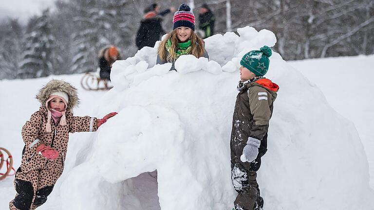 Wenn genügend Schnee gefallen ist, lädt das Weiß nicht nur zum Rodeln ein, sondern auch, um einen Schneemann oder – wie hier – ein Iglu zu bauen. Wenn genügend Schnee gefallen ist, lädt das Weiß nicht nur zum Rodeln ein, sondern auch, um einen Schneemann oder – wie hier – ein Iglu zu bauen.