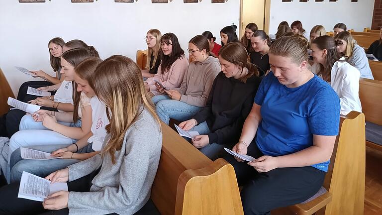 Die Zehntklässlerinnen der Mädchenrealschule Volkach feierten in der Klosterkapelle ihre Abschlussandacht.