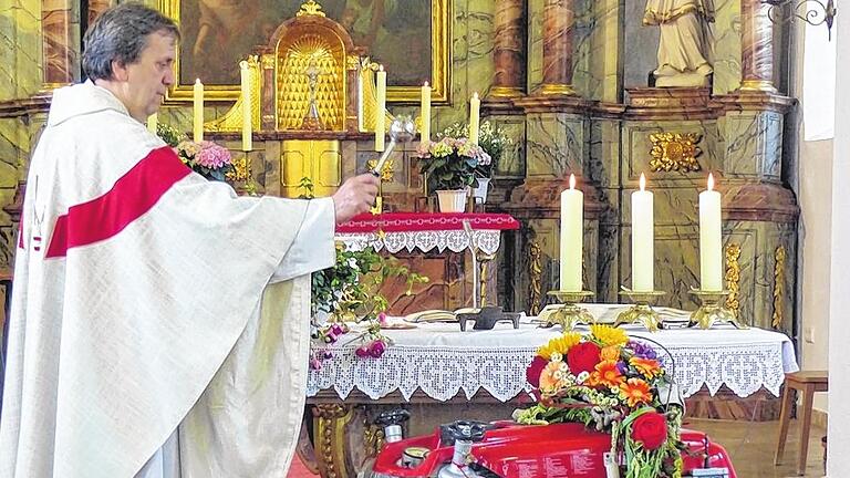 Blumengeschmückt: Die neue Pumpe der Feuerwehr Burgwallbach wurde beim Festgottesdienst in der Pfarrkirche Burgwallbach von Pfarrer Karlheinz Mergenthaler gesegnet.