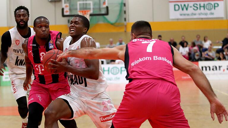 Basketball - Gezeiten Haus Cup 2018 - Finale - Telekom Baskets Bonn - s.Oliver Wuerzburg       -  Zeigte an beiden Turniertagen starken Zug zum Korb: Würzburgs US-Spielmacher Cameron Wells (Mitte), hier im Finale gegen Bonn (links RaShad James, rechts Bojan Subotic).