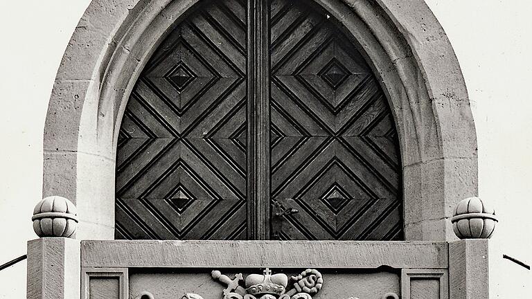 Das obere Portal mit der Verkündaltane und dem Wappen von 1669, darüber der Grundstein für den Baubeginn (24.Juni) 1422. Das obere Portal mit der Verkündaltane und dem Wappen von 1669, darüber der Grundstein für den Baubeginn (24.Juni) 1422. 