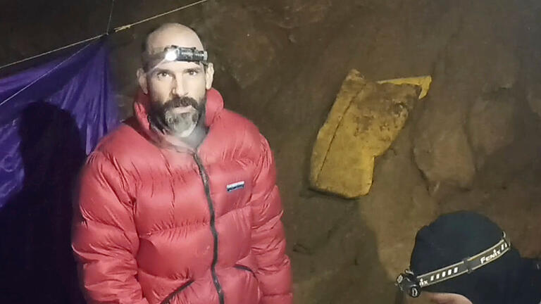 US-Höhlenforscher sitzt in Türkei in 1000 Meter Tiefe fest.jpeg       -  Dieses Standbild aus einem Video zeigt den amerikanischen Höhlenforscher Mark Dickey  in der Morca-Höhle bei Anamur.