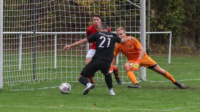 Großchance für Rottendorf, aber kein Tor: Sebastian Hackenberg am Ball, beobachtet von Birkenfelds Keeper Julian Konrad und Nico Henning. Großchance für Rottendorf, aber kein Tor: Sebastian Hackenberg am Ball, beobachtet von Birkenfelds Keeper Julian Konrad und Nico Henning.