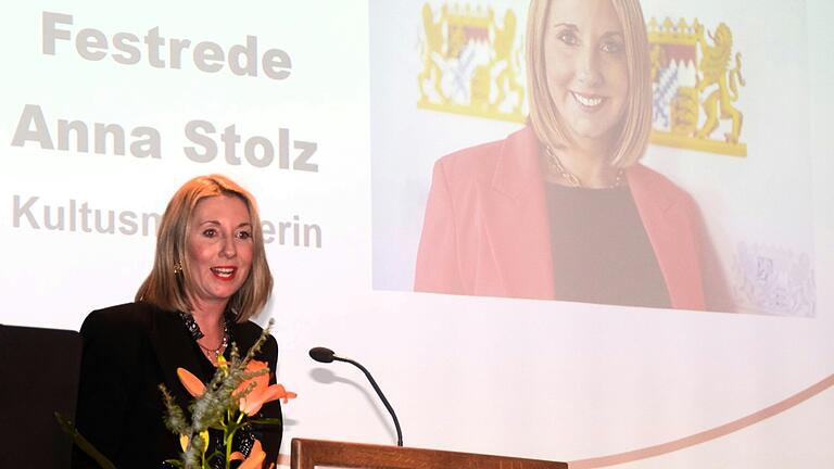 Bayerns Kultusministerin Anna Stolz sprach beim Neujahrsempfang der Freien Wähler zu einem brandaktuellen Thema: dem Pisa-Schock in deutschen Schulen. Bayerns Kultusministerin Anna Stolz sprach beim Neujahrsempfang der Freien Wähler zu einem brandaktuellen Thema: dem Pisa-Schock in deutschen Schulen.