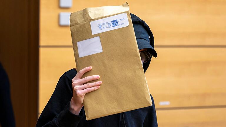 Eine ehemalige Erzieherin der Kita Greußenheim ist am Landgericht Würzburg angeklagt, weil sie Kinder misshandelt haben soll: die 30-Jährige zu Prozessbeginn Anfang April. Eine ehemalige Erzieherin der Kita Greußenheim ist am Landgericht Würzburg angeklagt, weil sie Kinder misshandelt haben soll: die 30-Jährige zu Prozessbeginn Anfang April.