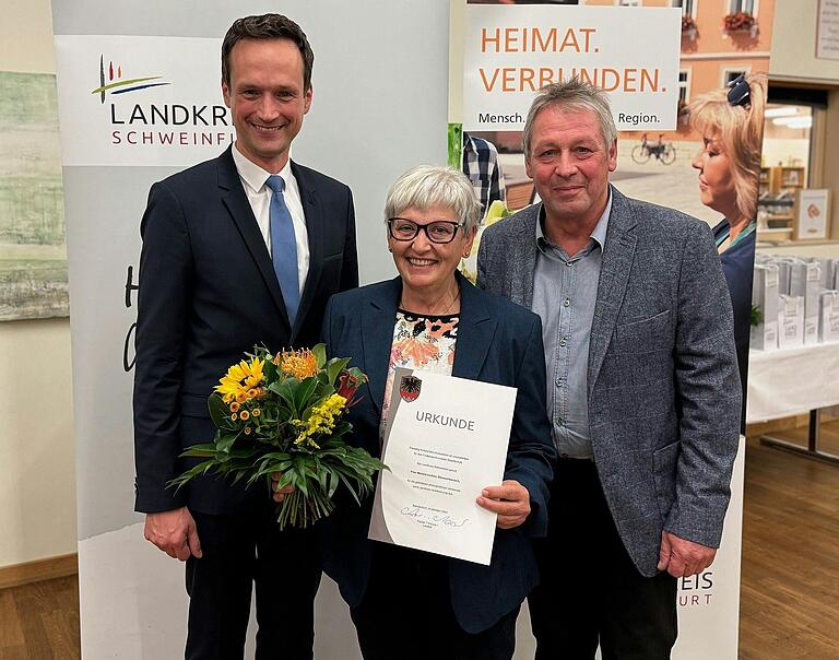 Landrat Florian Töpper (links) ehrte Monika Lindner aus Markt Oberschwarzach als Netzwerkerin für den Steigerwaldtourismus. Mit dabei der 2. Bürgermeister Manfred Baumann. Landrat Florian Töpper (links) ehrte Monika Lindner aus Markt Oberschwarzach als Netzwerkerin für den Steigerwaldtourismus. Mit dabei der 2. Bürgermeister Manfred Baumann.