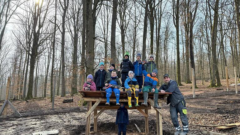 Mit Feuereifer waren die Kinder bei der Sache und fertigten die zwei Wetterschutz-Unterstände gemeinsam an. - Mit Feuereifer waren die Kinder bei der Sache und fertigten die zwei Wetterschutz-Unterstände gemeinsam an. Mit Feuereifer waren die Kinder bei der Sache und fertigten die zwei Wetterschutz-Unterstände gemeinsam an. - Mit Feuereifer waren die Kinder bei der Sache und fertigten die zwei Wetterschutz-Unterstände gemeinsam an.