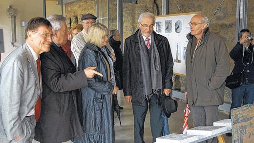 Stadtbesichtigung in Grünsfeld, hier in der pädagogischen Bildhauer- und Steinmetzwerkstatt (von links): Eberhard Sinner, Altbürgermeister Alfred Beetz, Evelyn Gillmeister-Geisenhof, Paul Beinhofer und Rudi Geiger Stadtbesichtigung in Grünsfeld, hier in der pädagogischen Bildhauer- und Steinmetzwerkstatt (von links): Eberhard Sinner, Altbürgermeister Alfred Beetz, Evelyn Gillmeister-Geisenhof, Paul Beinhofer und Rudi Geiger
