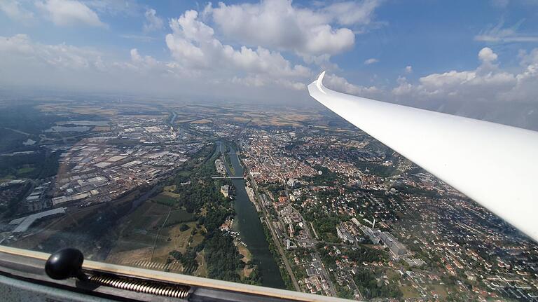 Von oben gleich noch ein ganzes Stück schöner: Schweinfurt vom Segelflieger aus gesehen. Von oben gleich noch ein ganzes Stück schöner: Schweinfurt vom Segelflieger aus gesehen.