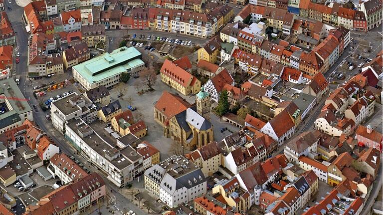 Luftbild der Schweinfurter Innenstadt vom Martin-Luther-Platz. Links im Bild das markante Dach des Rückertbaus, der bei einem Neubau des Friederike-Schäfer-Heimes an dieser Stelle abgerissen werden müsste.