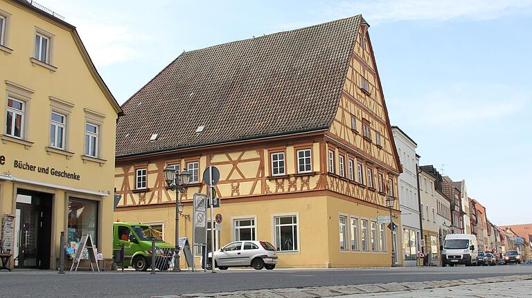 Das sogenannte Kunsthaus steht noch immer leer, die ersten Brocken aus er Fassade haben sich gelöst. Dieses Haus befindet sich im Besitz der Stadt Haßfurt, für Tourist-Info und Smart-City-Info würden laut Altbürgermeister Eck jedoch woanders zusätzliche Räumlichkeiten angemietet. Das sogenannte Kunsthaus steht noch immer leer, die ersten Brocken aus er Fassade haben sich gelöst. Dieses Haus befindet sich im Besitz der Stadt Haßfurt, für Tourist-Info und Smart-City-Info würden laut Altbürgermeister Eck jedoch woanders zusätzliche Räumlichkeiten angemietet. 