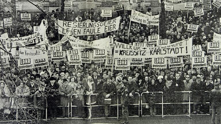 Die Gebietsreform in Unterfranken in den 1970er Jahren blieb nicht ohne Proteste: Das Bild zeigt die Demonstration Tausender Lohrerinnen und Lohrer in München. Sie wollten, dass Lohr und nicht Karlstadt Sitz der Kreisverwaltung für Main-Spessart wird.