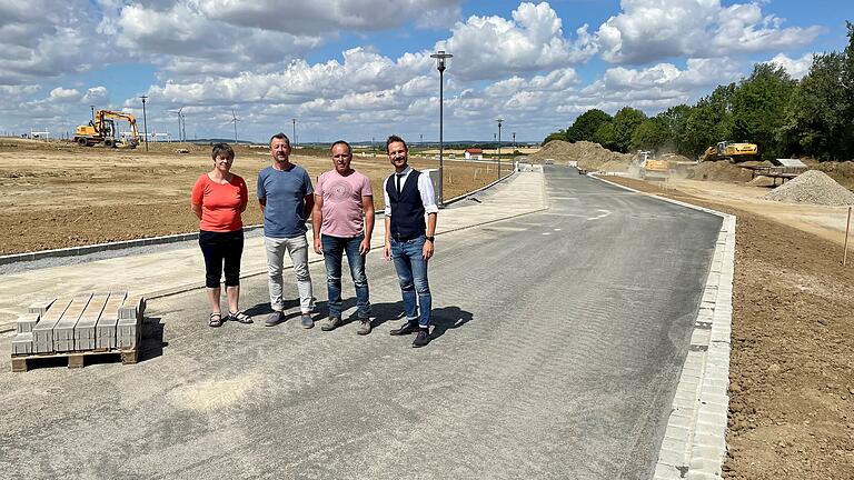 Viel Platz für neue Häuser (von links): Stadtbaumeisterin Maria Hoffmann, Jürgen Kneißl (Stadtbauamt), Martin Kinner (Bauleiter KBR-Ingenieure) und Gerolzhofens Bürgermeister Thorsten Wozniak. Viel Platz für neue Häuser (von links): Stadtbaumeisterin Maria Hoffmann, Jürgen Kneißl (Stadtbauamt), Martin Kinner (Bauleiter KBR-Ingenieure) und Gerolzhofens Bürgermeister Thorsten Wozniak.